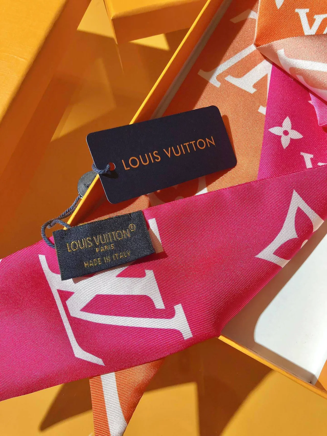 Louis Vuitton Écharpe de Soie Imprimée Monogram en Rose et Orange 7