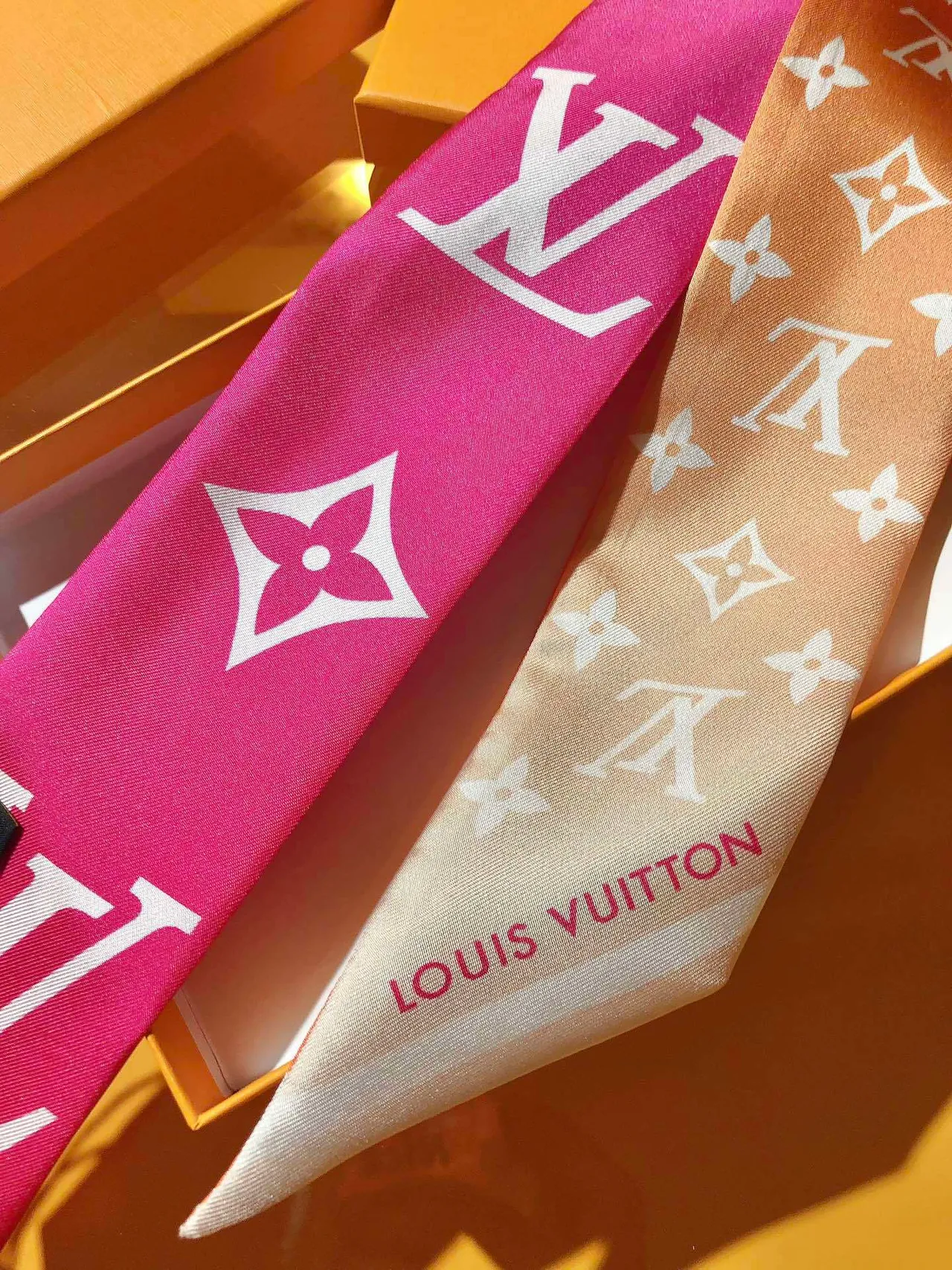 Louis Vuitton Écharpe de Soie Imprimée Monogram en Rose et Orange 8