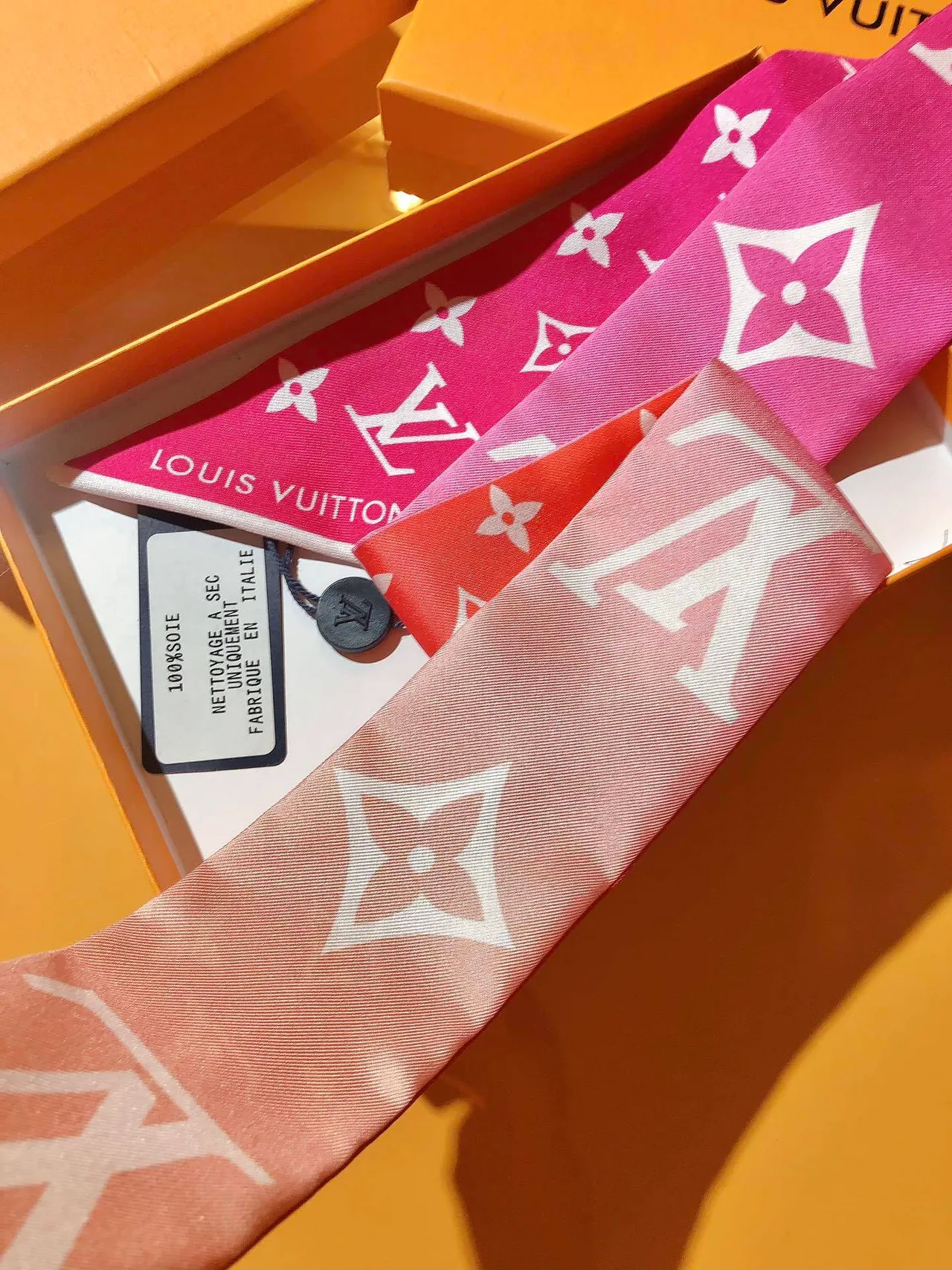 Louis Vuitton Écharpe de Soie Imprimée Monogram en Rose et Orange 9