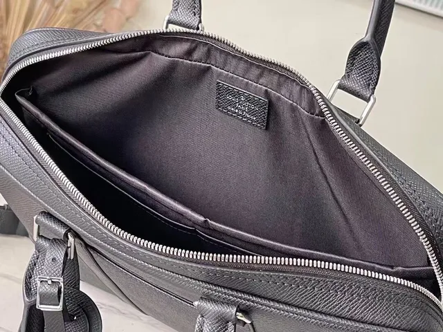 Louis Vuitton Portefeuille sac à main en cuir texturé structuré noir argenté 2