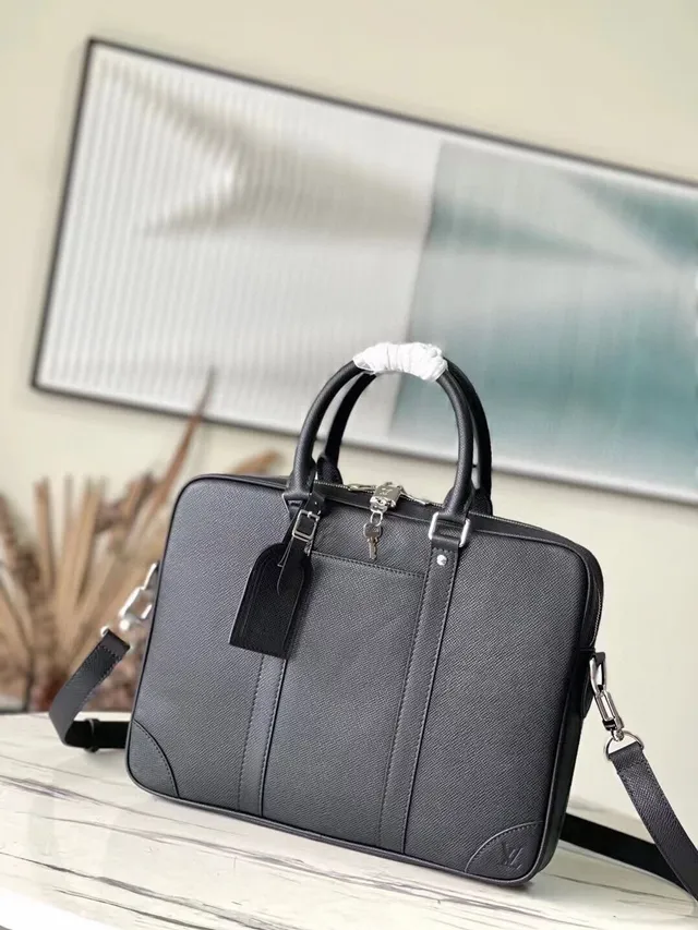 Louis Vuitton Portefeuille sac à main en cuir texturé structuré noir argenté 6