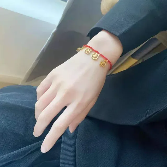 Bracelet Louis Vuitton Cordons de Perles Rouge et Or avec Charms 2