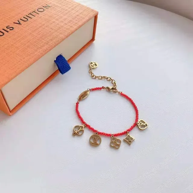 Bracelet Louis Vuitton Cordons de Perles Rouge et Or avec Charms 3