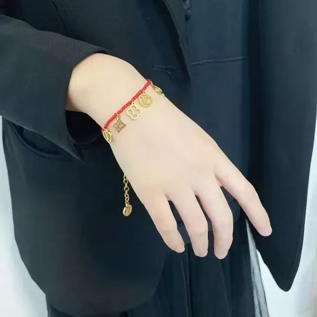 Bracelet Louis Vuitton Cordons de Perles Rouge et Or avec Charms 4