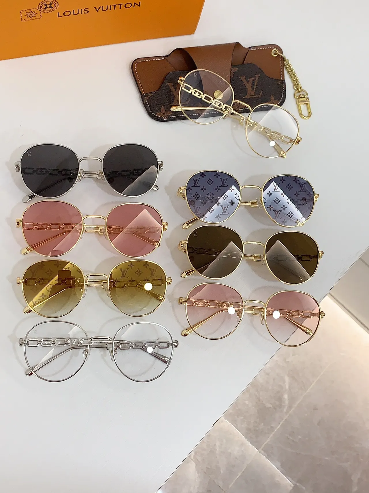 Lunettes optiques Louis Vuitton rondes en métal avec chaîne sur la patille 2