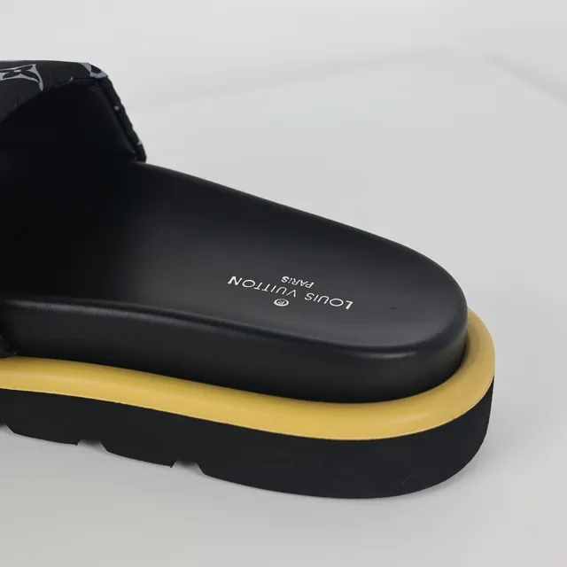 Louis Vuitton Run Away Monogram pantoufles noires et moutarde 4