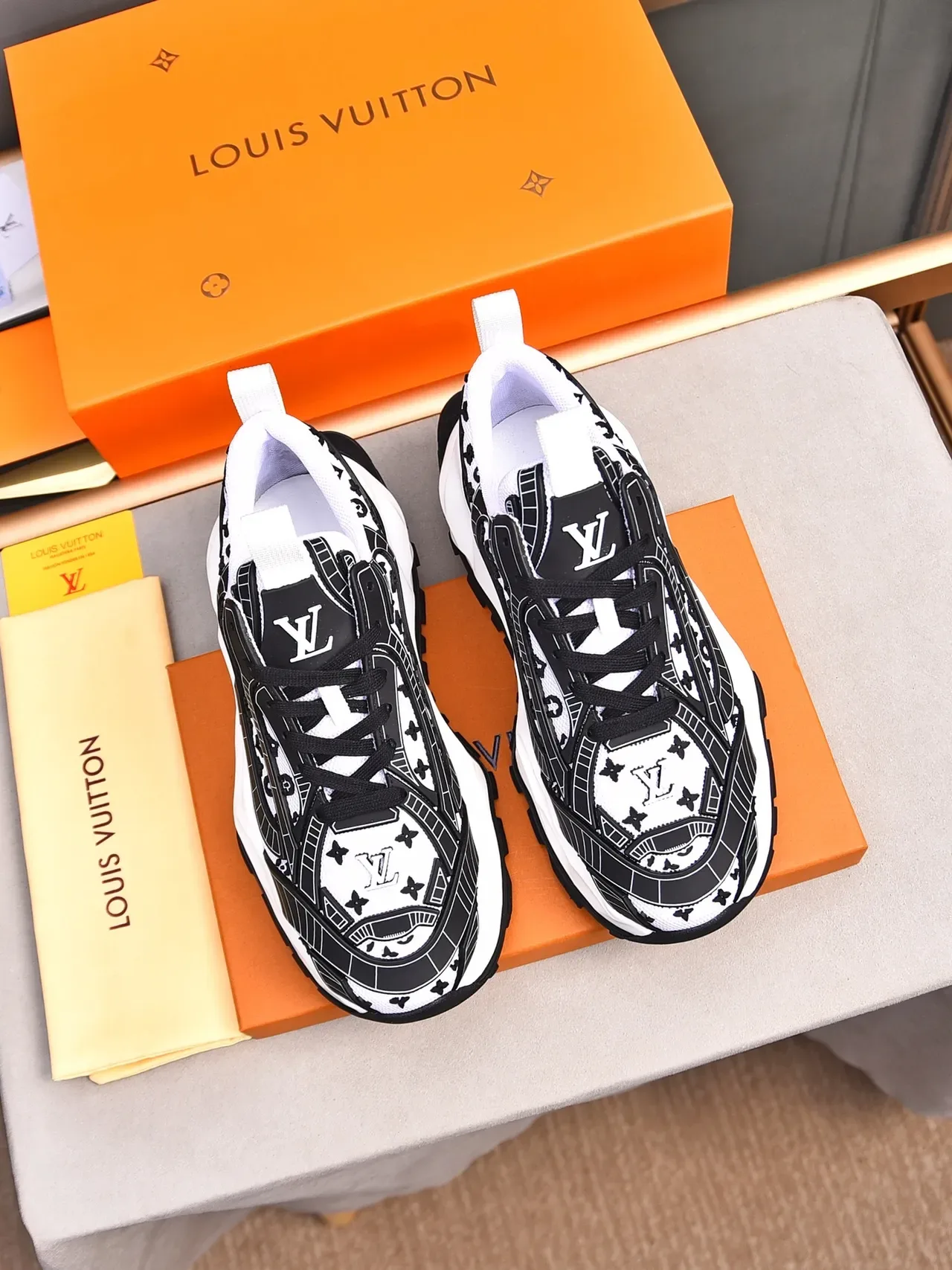 Louis Vuitton Run Away Monogram Print Tênis Chunky Branco e Preto 2