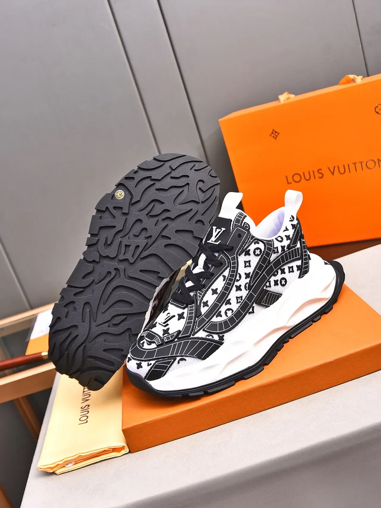 Louis Vuitton Run Away Monogram Print Tênis Chunky Branco e Preto 4