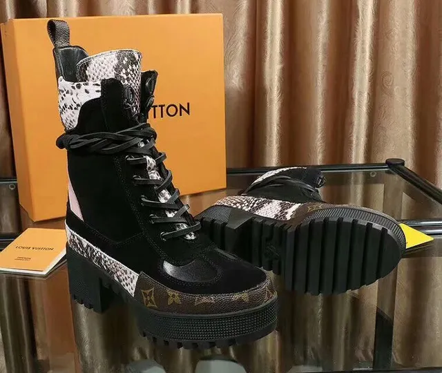 Botas de tornozelo Louis Vuitton Run Away Monogram em camurça de serpente 3