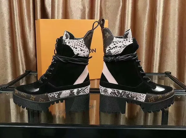 Botas de tornozelo Louis Vuitton Run Away Monogram em camurça de serpente 4