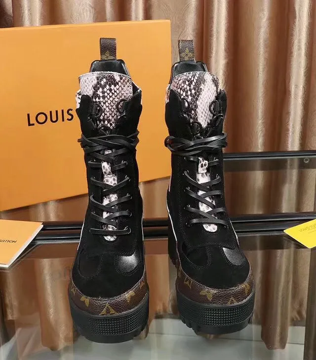 Botas de tornozelo Louis Vuitton Run Away Monogram em camurça de serpente 5