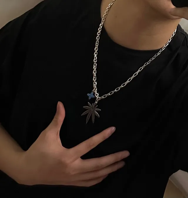 Louis Vuitton Silver Blue Chain Link Leaf-Shaped Pendant Necklace 2
