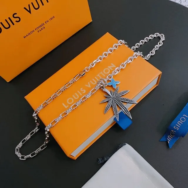 Louis Vuitton Silver Blue Chain Link Leaf-Shaped Pendant Necklace 3
