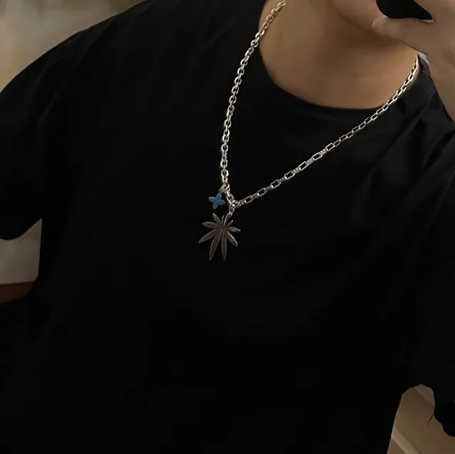 Louis Vuitton Silver Blue Chain Link Leaf-Shaped Pendant Necklace 4
