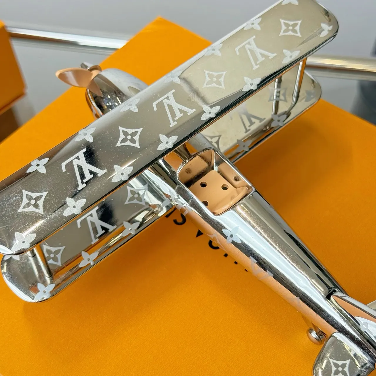 Louis Vuitton Argent Orange Métal Poli LV Monogram-Engraved Ailes Sac 5