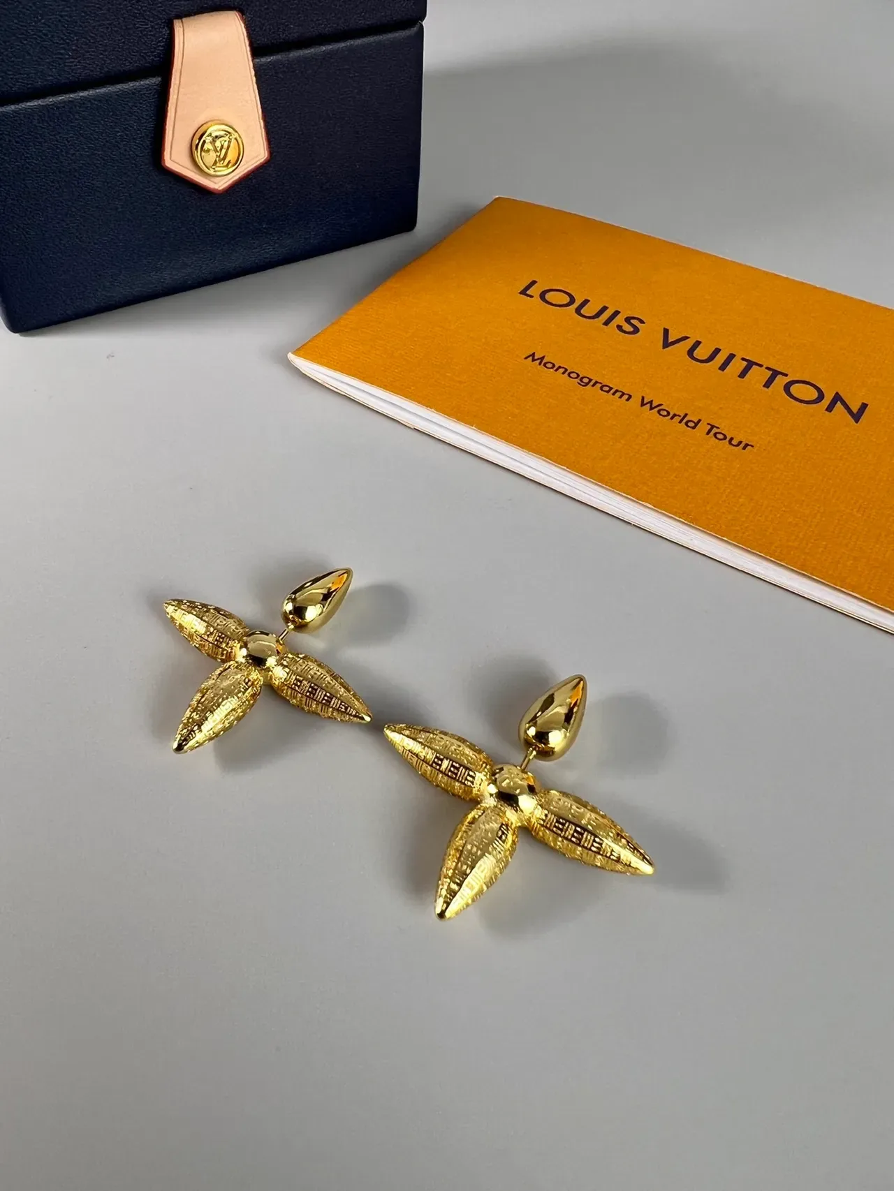 Louis Vuitton Silver Spiked Four-Pointed Earrings 6