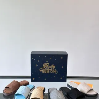 Louis Vuitton ब्राउन बीज एंबॉस्ड मोनोग्राम सूड-लाइक अपर स्लाइड स्लिपर्स