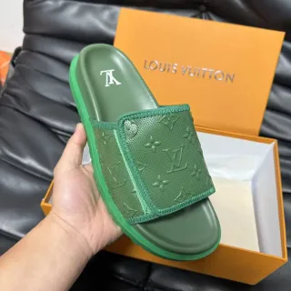 Louis Vuitton हरा Monogram पट्टी चप्पल