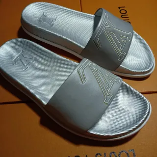Louis Vuitton स्लाइड स्लिपर धातुकी चांदी का भूरा स्लिपर