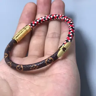Louis Vuitton سوار ثعبان بني مونوغرام و سوار جلد أحمر أسود أبيض مضفور