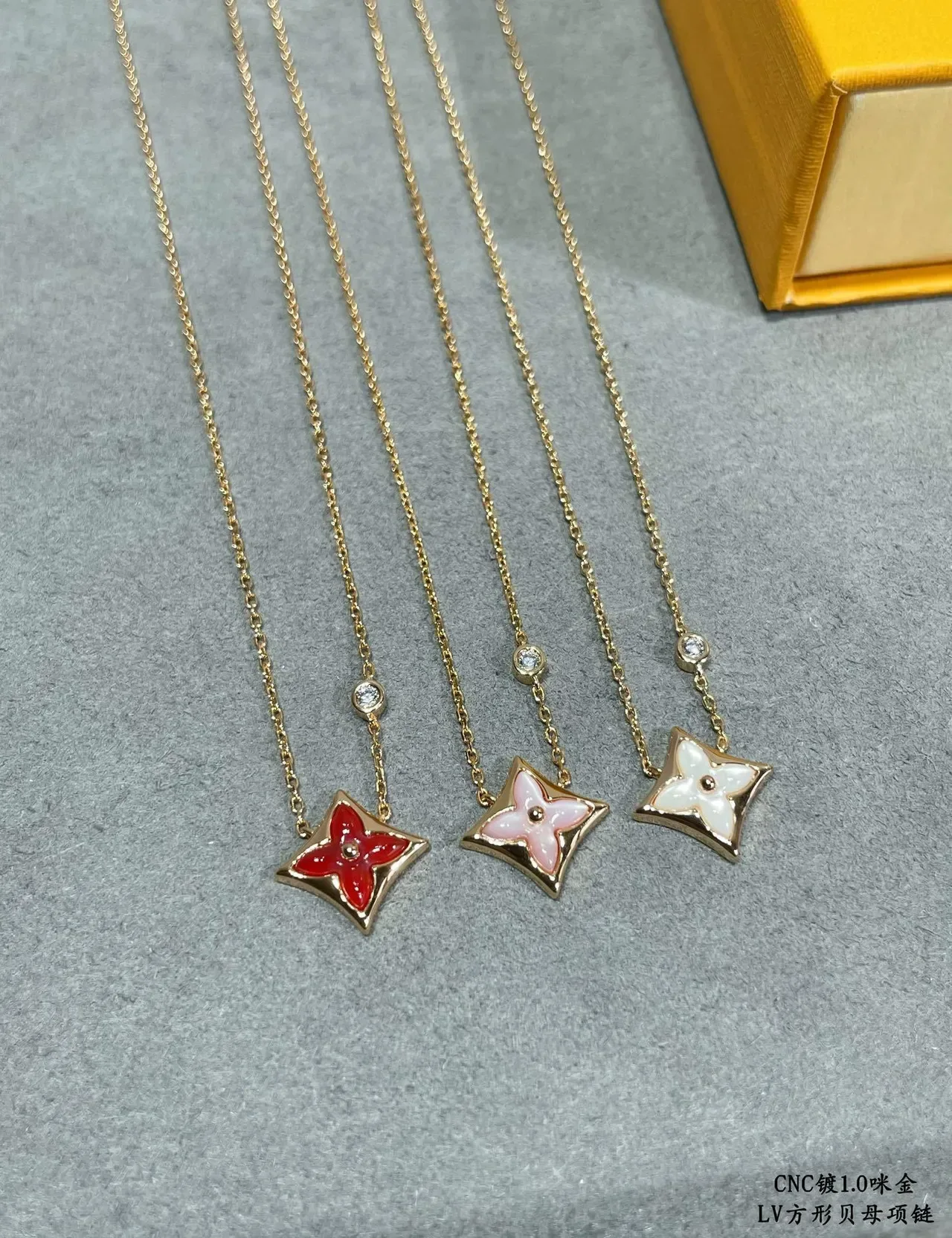 Colares com pingente Louis Vuitton Quadrado Quatrofoil Mãe-de-pérola 2