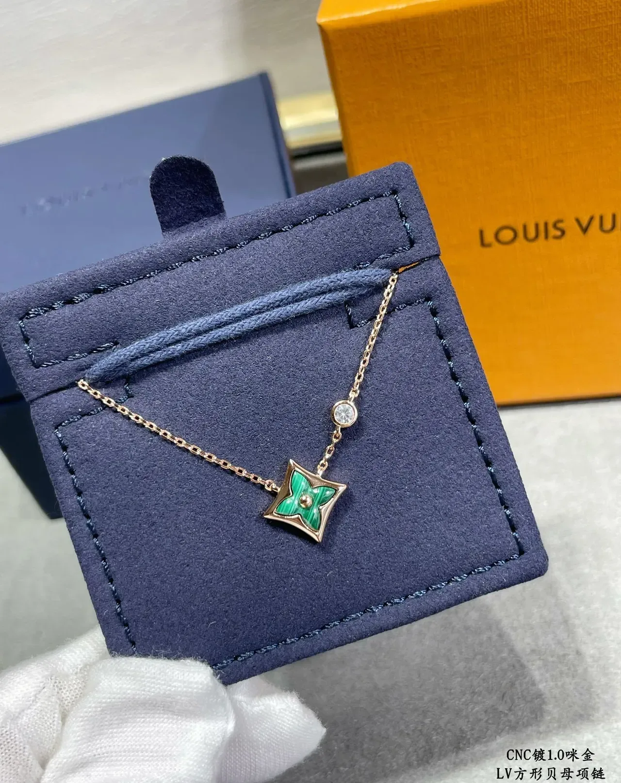 Colares com pingente Louis Vuitton Quadrado Quatrofoil Mãe-de-pérola 4
