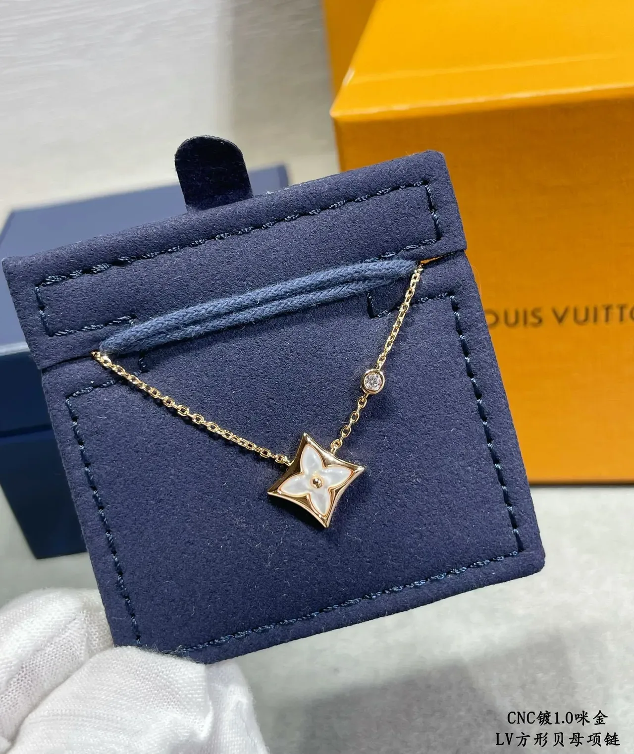 Colares com pingente Louis Vuitton Quadrado Quatrofoil Mãe-de-pérola 5