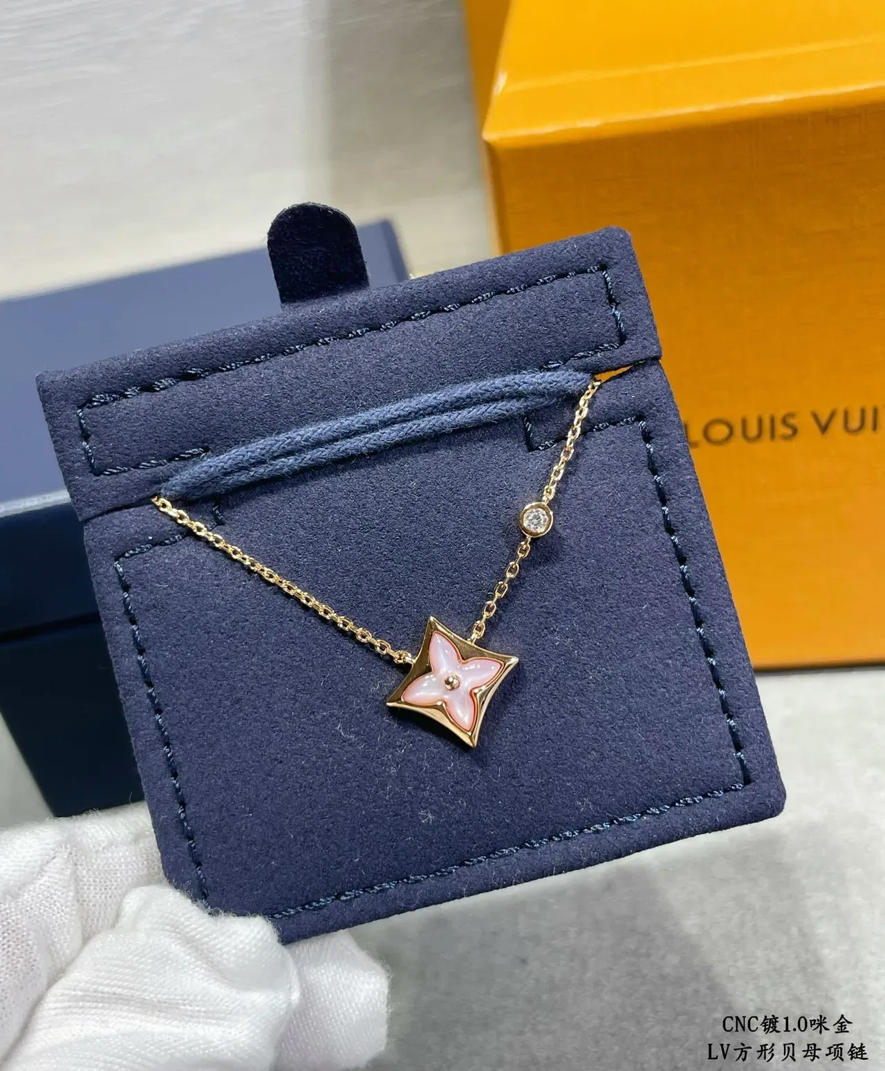 Colares com pingente Louis Vuitton Quadrado Quatrofoil Mãe-de-pérola 7