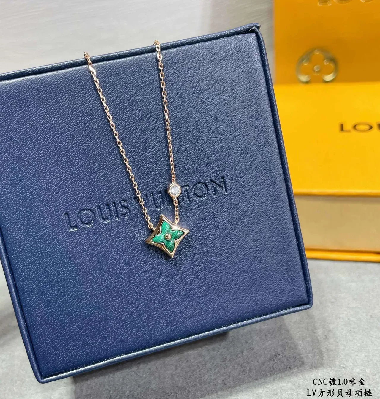 Colares com pingente Louis Vuitton Quadrado Quatrofoil Mãe-de-pérola 8