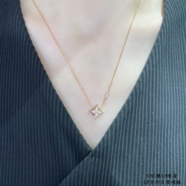 Colares com pingente Louis Vuitton Quadrado Quatrofoil Mãe-de-pérola 9