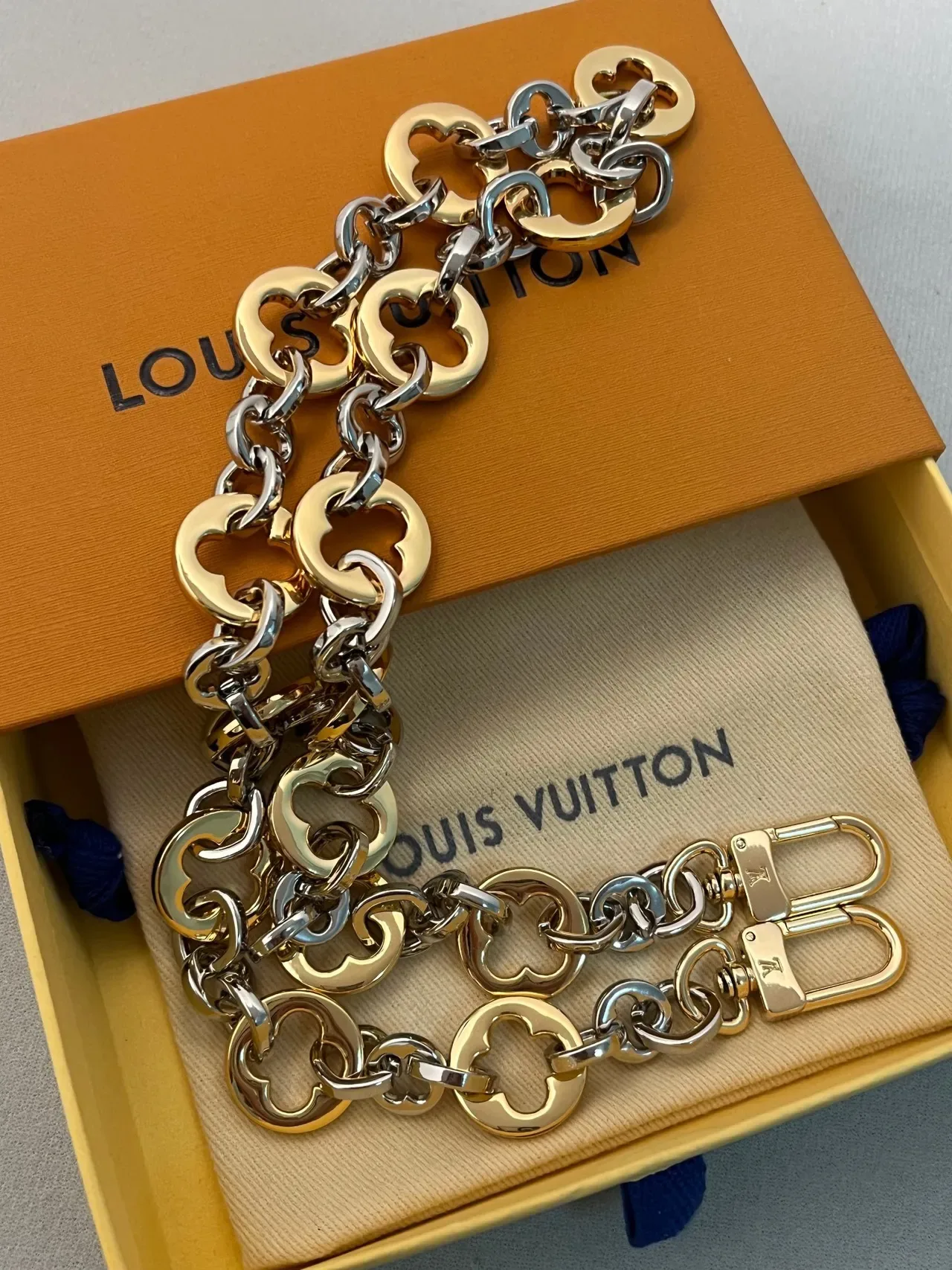 Louis Vuitton Two-Tone Quatrefoil Link Necklace 4
