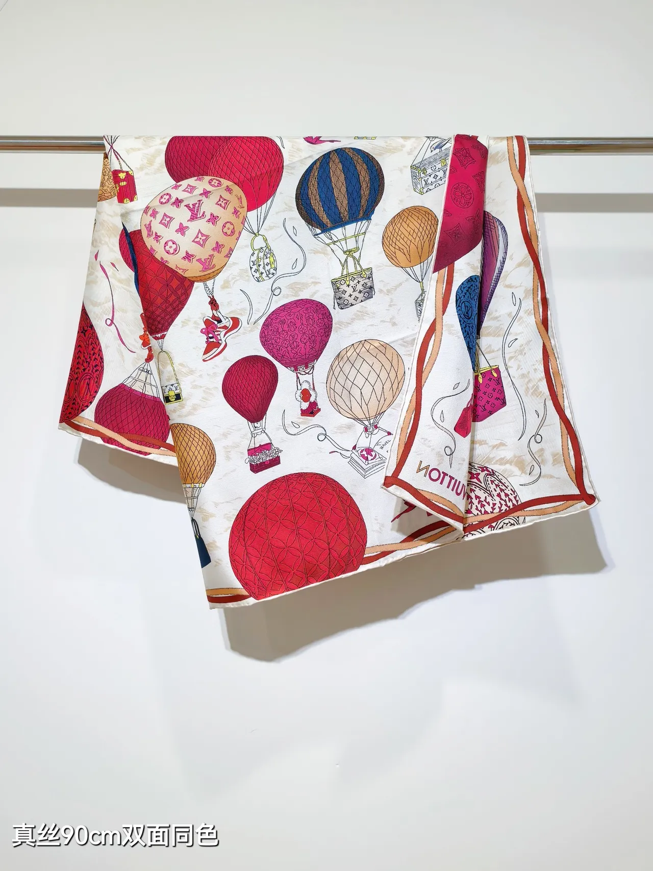 Louis Vuitton Up and Away 90 Rouge Beige Impression Ballon à Air Chaud Ballons Monogrammés Écharpe en Soie 3
