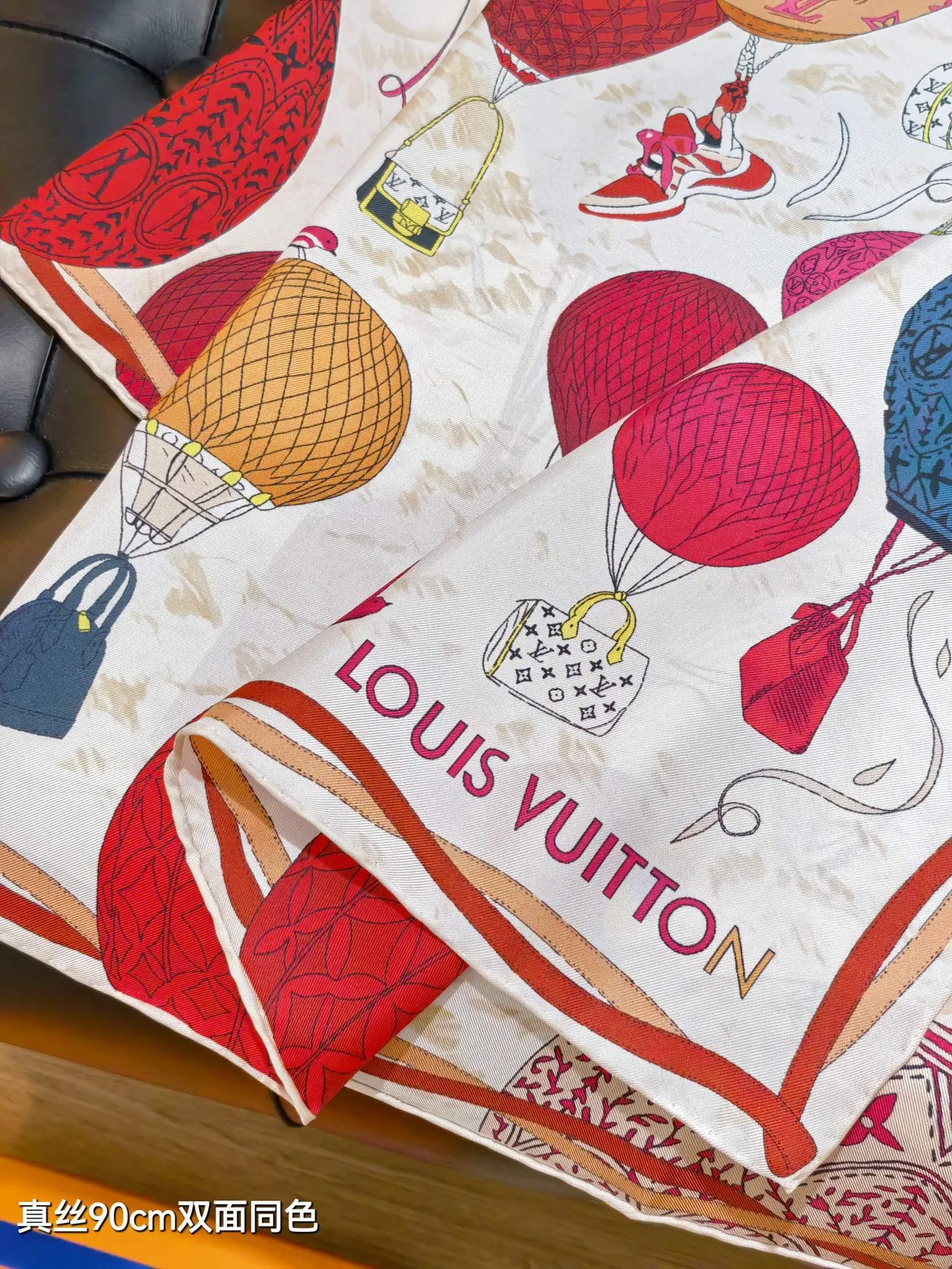 Louis Vuitton Up and Away 90 Rouge Beige Impression Ballon à Air Chaud Ballons Monogrammés Écharpe en Soie 8