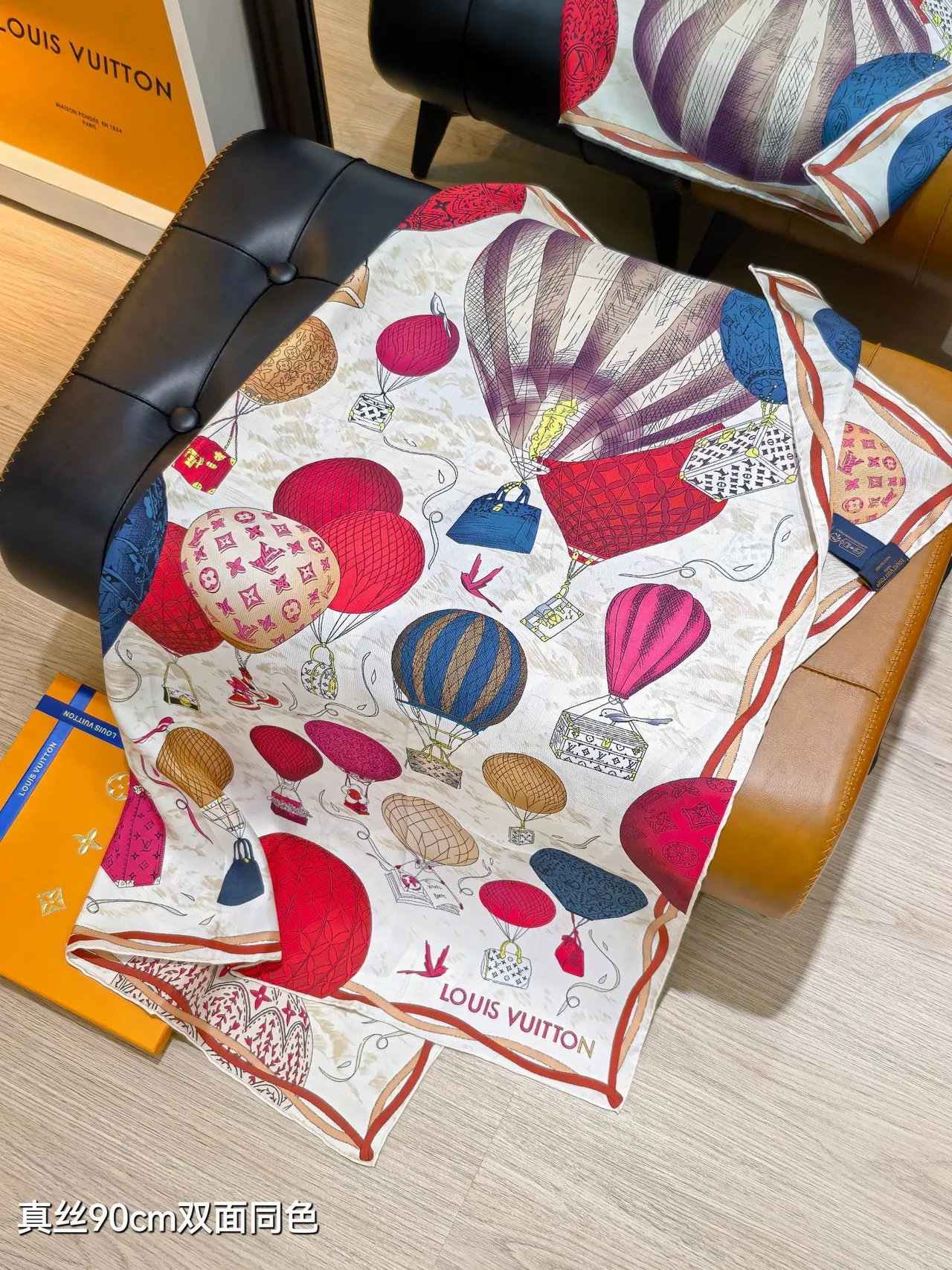 Louis Vuitton Up and Away 90 Rouge Beige Impression Ballon à Air Chaud Ballons Monogrammés Écharpe en Soie 9