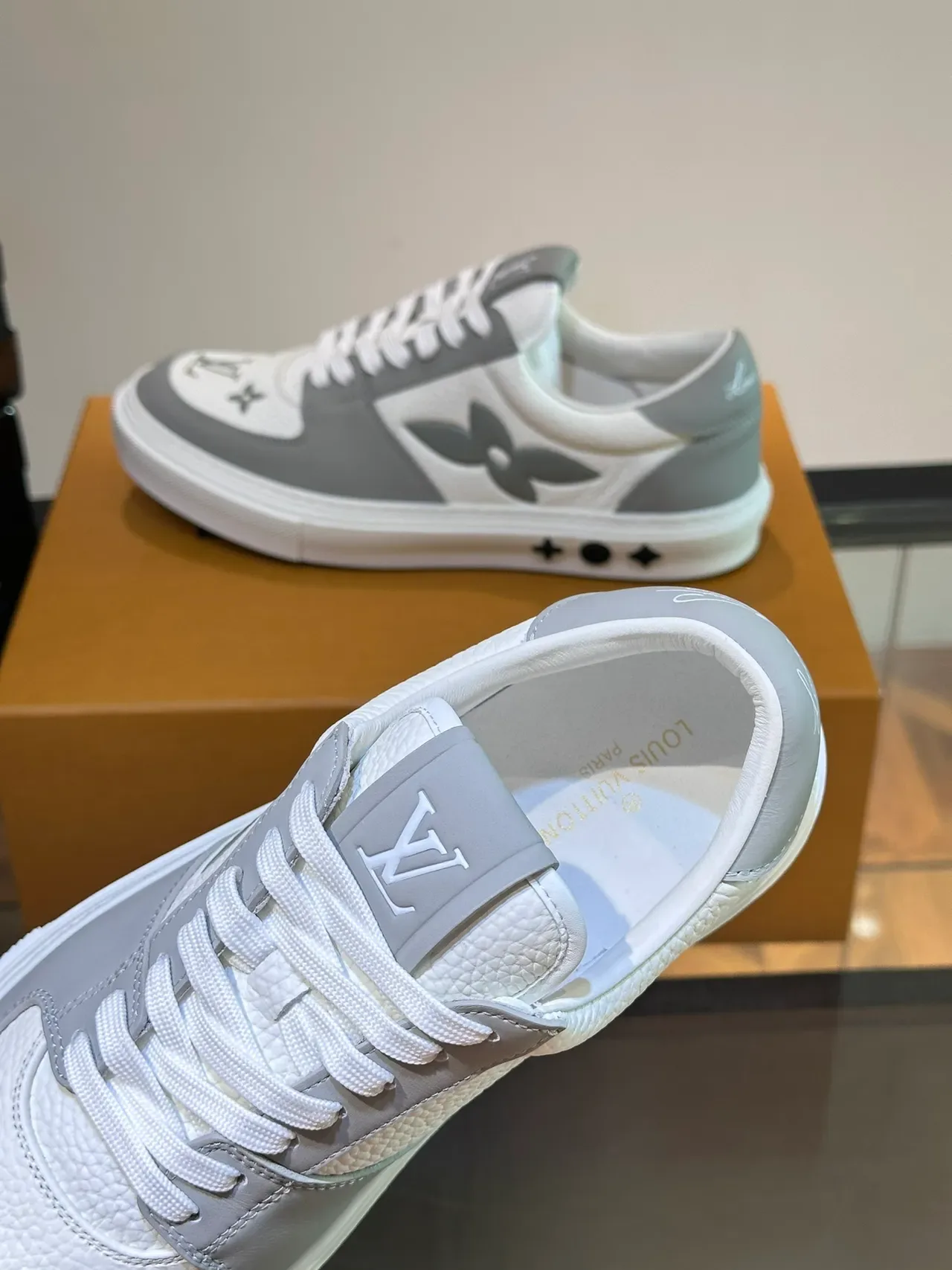 Louis Vuitton Sneakers Lifestyle Blanc et Gris à Panneaux en Cuir, Low-Top 3
