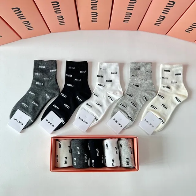 Miu Miu Meias de tornozelo com impressão de logotipo em preto e branco 3