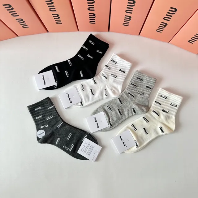 Miu Miu Meias de tornozelo com impressão de logotipo em preto e branco 5
