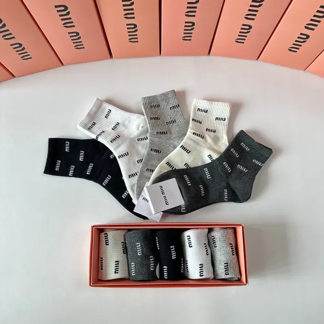 Miu Miu Meias de tornozelo com impressão de logotipo em preto e branco 8