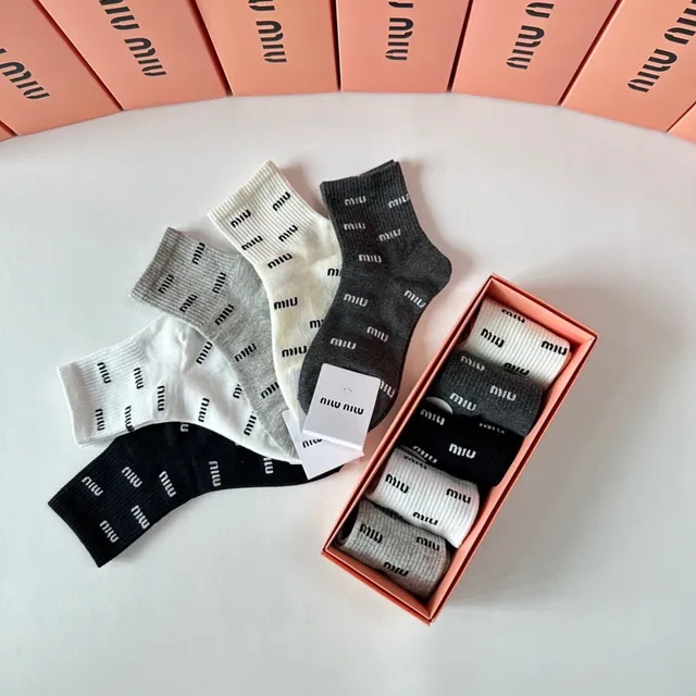 Miu Miu Meias de tornozelo com impressão de logotipo em preto e branco 9