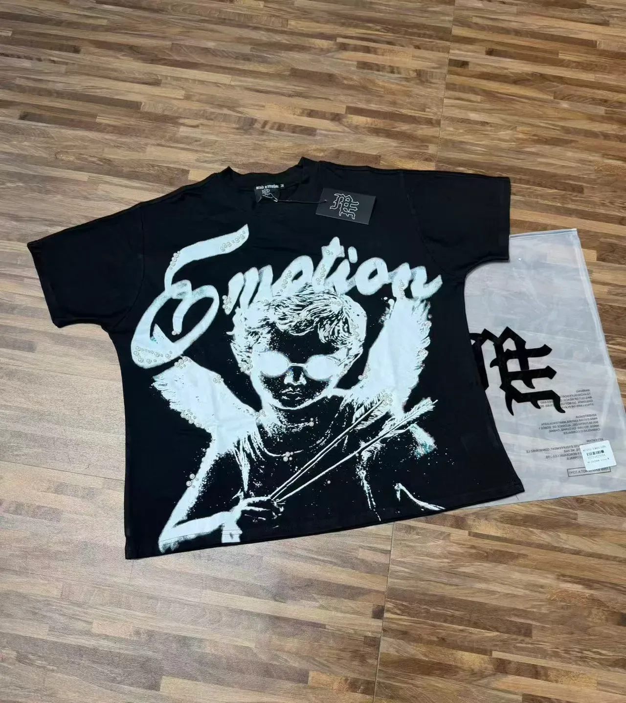 Camiseta preta com estampa gráfica Mixed Emotion Emotion Angel 3