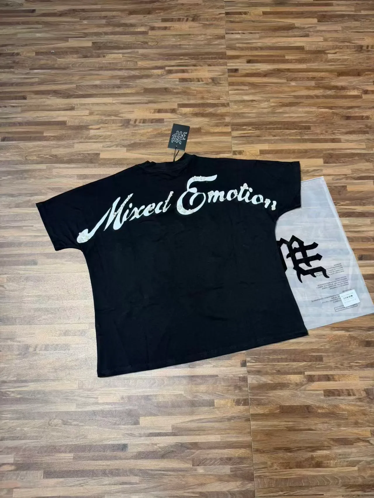 Camiseta preta com estampa gráfica Mixed Emotion Emotion Angel 4