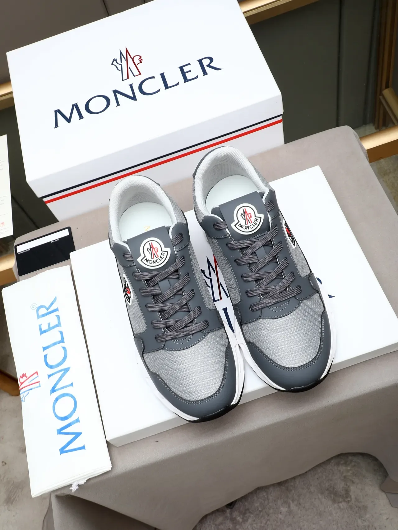 Moncler Gris Blanc Matériau Mixte Supérieur Perforé Médiusole Chaussures Lifestyle 2