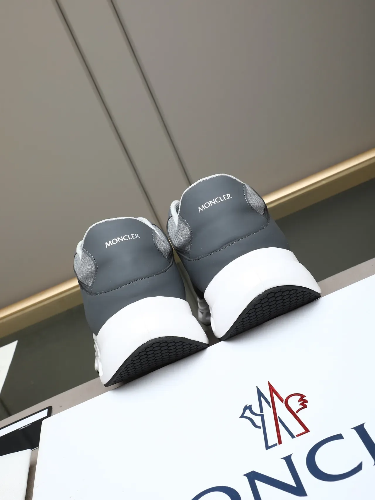 Moncler Gris Blanc Matériau Mixte Supérieur Perforé Médiusole Chaussures Lifestyle 3