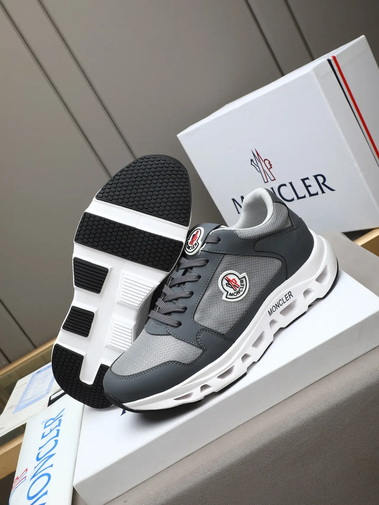 Moncler Gris Blanc Matériau Mixte Supérieur Perforé Médiusole Chaussures Lifestyle 4