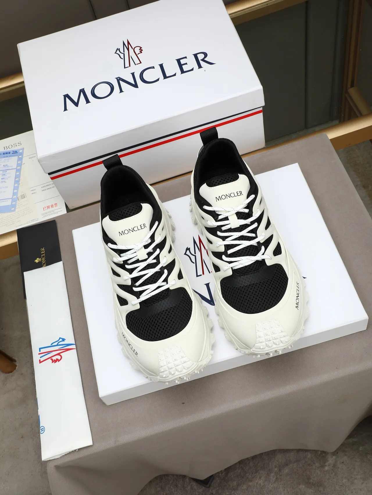 Moncler Chaussures chunky avec semelle blanche et noire, upper en maille et synthétique 2