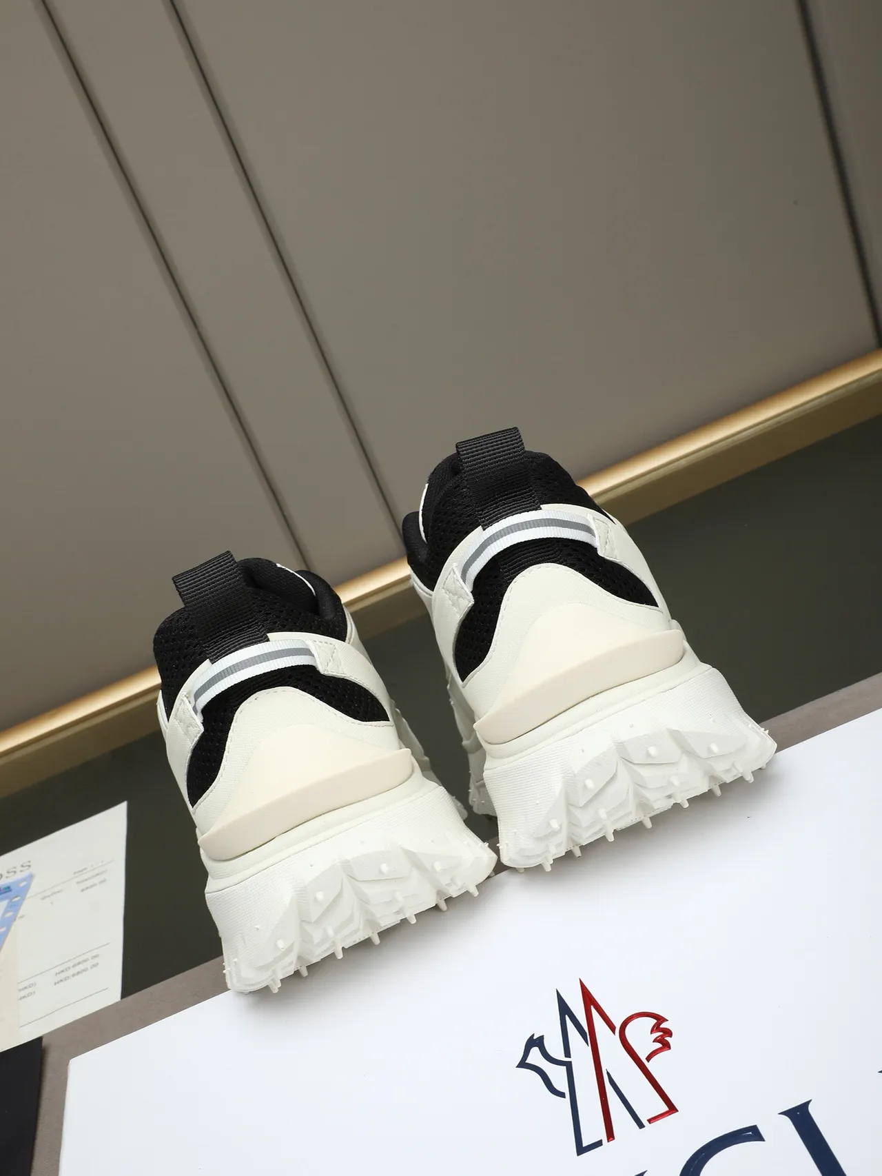 Moncler Chaussures chunky avec semelle blanche et noire, upper en maille et synthétique 3