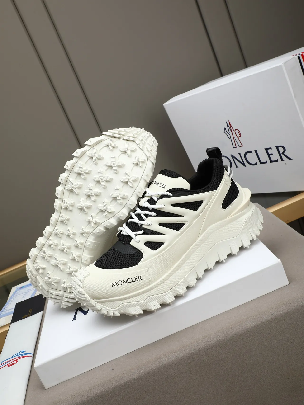 Moncler Chaussures chunky avec semelle blanche et noire, upper en maille et synthétique 4