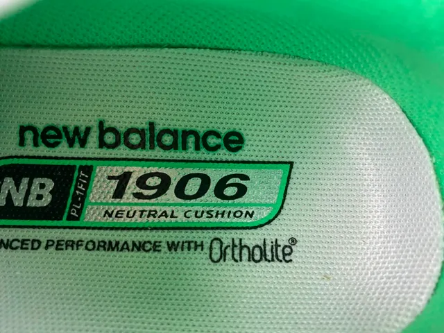 New Balance 1080 Black and Lime Green Chaussures de course 7