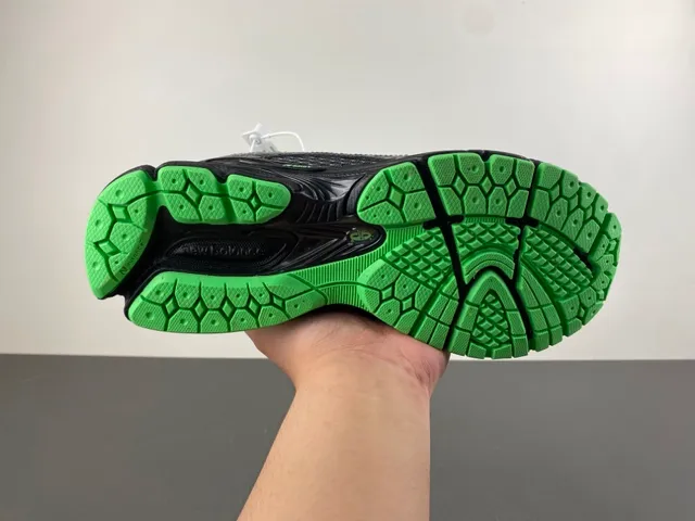 New Balance 1080 Black and Lime Green Chaussures de course 9