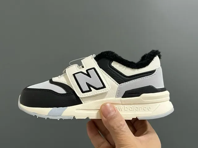 New Balance 327 Noir Blanc Velcro sangle fermeture moelleux doublé col lifestyle baskets 6